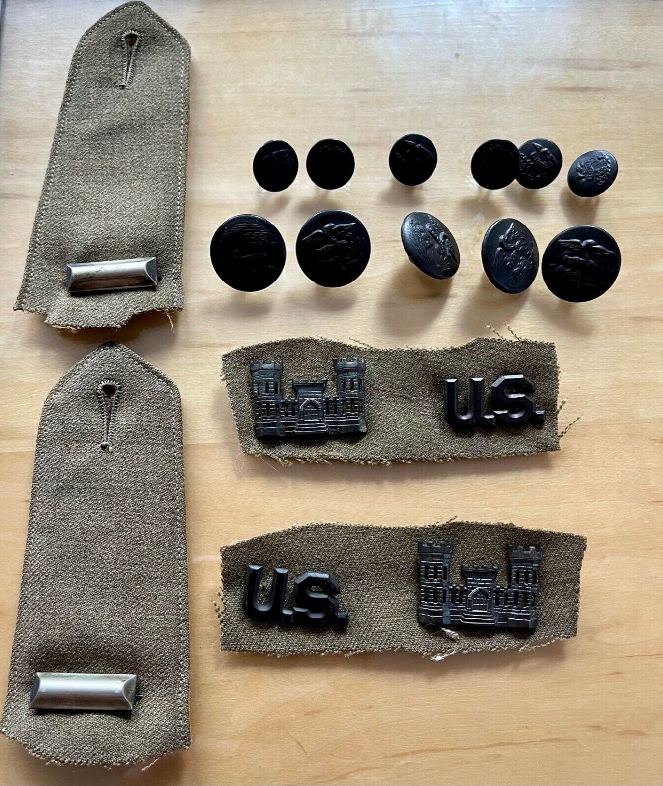 WW1 engineer insignia set. Complete set of buttons, collar tabs, shoulder tabs